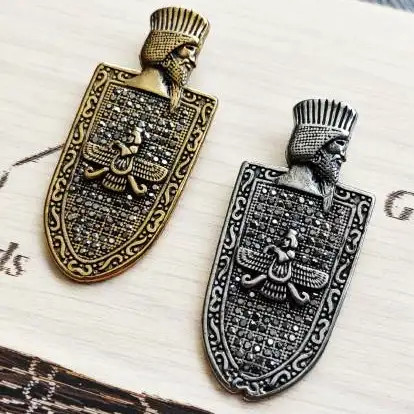 پلاک و آویز گردنبند استیل فروهر و چهره کوروش کبیر طرح نگین کاری برجسته رنگ ثابت کد amp (پس کرایه)