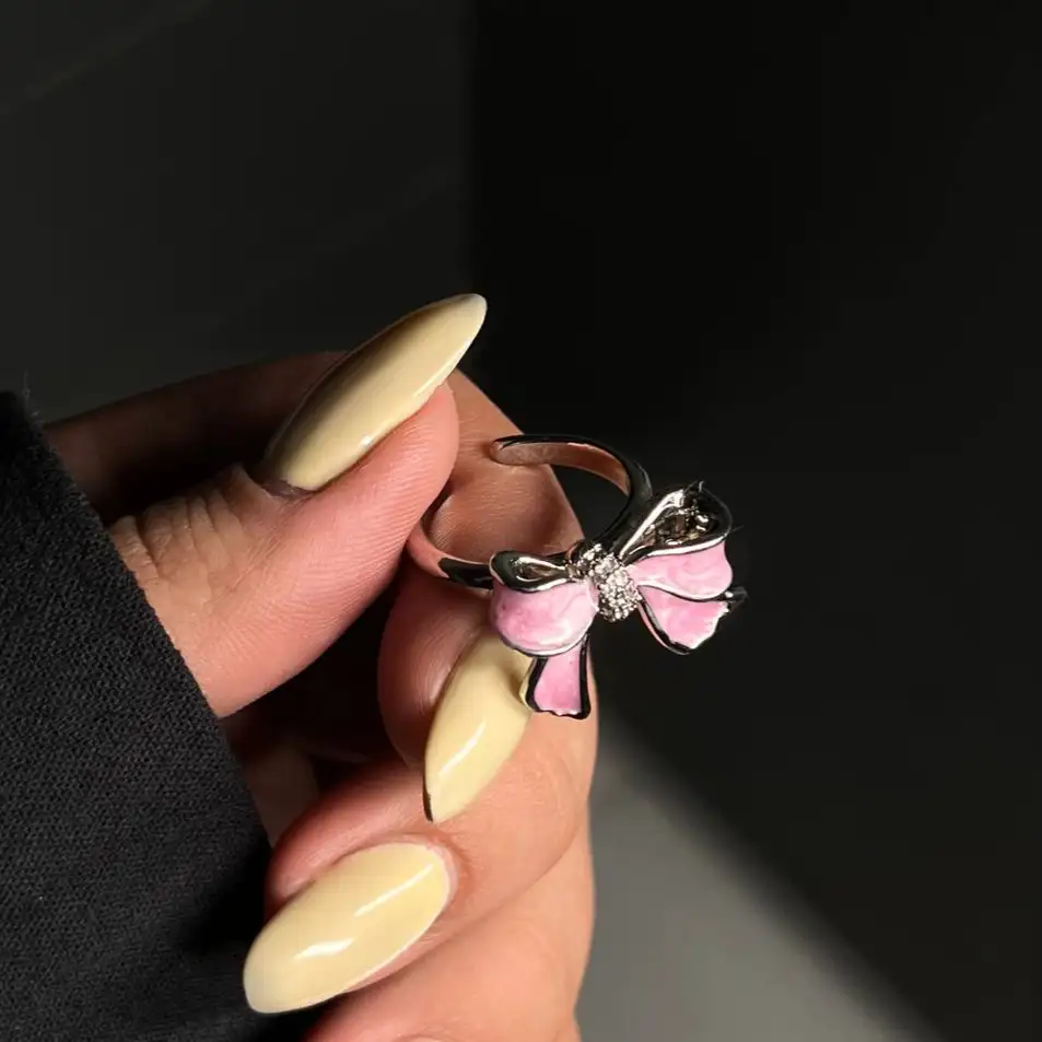 انگشتر زنانه و دخترانه جواهری طرح پاپیون آبی و صورتی ضد حساسیت رنگ ثابت فری سایز کد atk (پس کرایه)