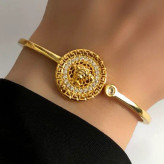 دستبند بنگل زنانه مدل ورساچه Versace نگین کاری شده رنگ طلایی جنس برنجی با آبکاری نقره ضد حساسیت رنگ ثابت کد zsm (پس کرای