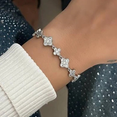 دستبند بنگل زنانه جواهری طرح ونکلیف VanCleef نگین کاری شده رنگ نقره ای آبکاری نقره رنگ ثابت کد zmc (پس کرایه)