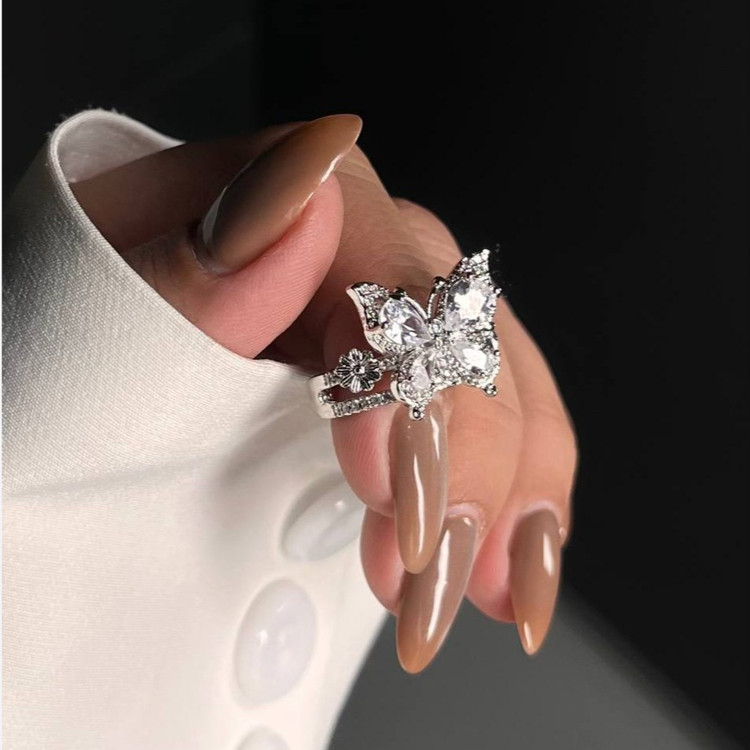 انگشتر زنانه نگین دار کارتیه Cartier طرح میخ فری سایز Freesize رنگ کاملا ثابت کد tk (پس کرایه)