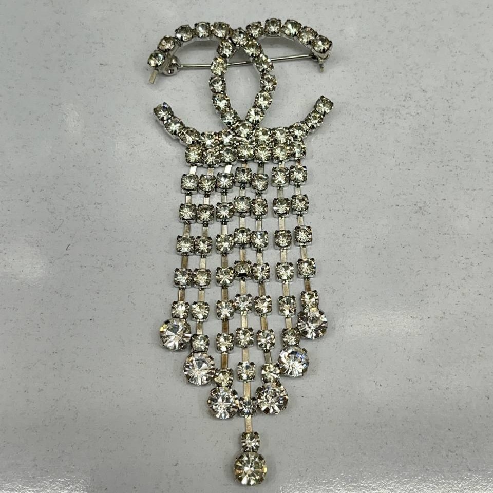 گل سینه نگین جواهری مدل شنل Chanel آویز تنوع طرح رنگ کاملا ثابت کد bn (پس کرایه)