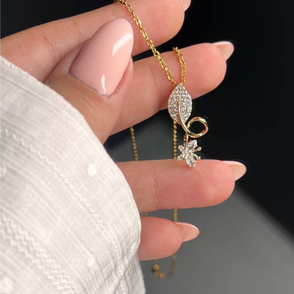 گردنبند و آویز پلاک طرح جواهری زنانه طرح گل سفید و نگین تنوع طرح رنگ ثابت کد tk (پس کرایه)