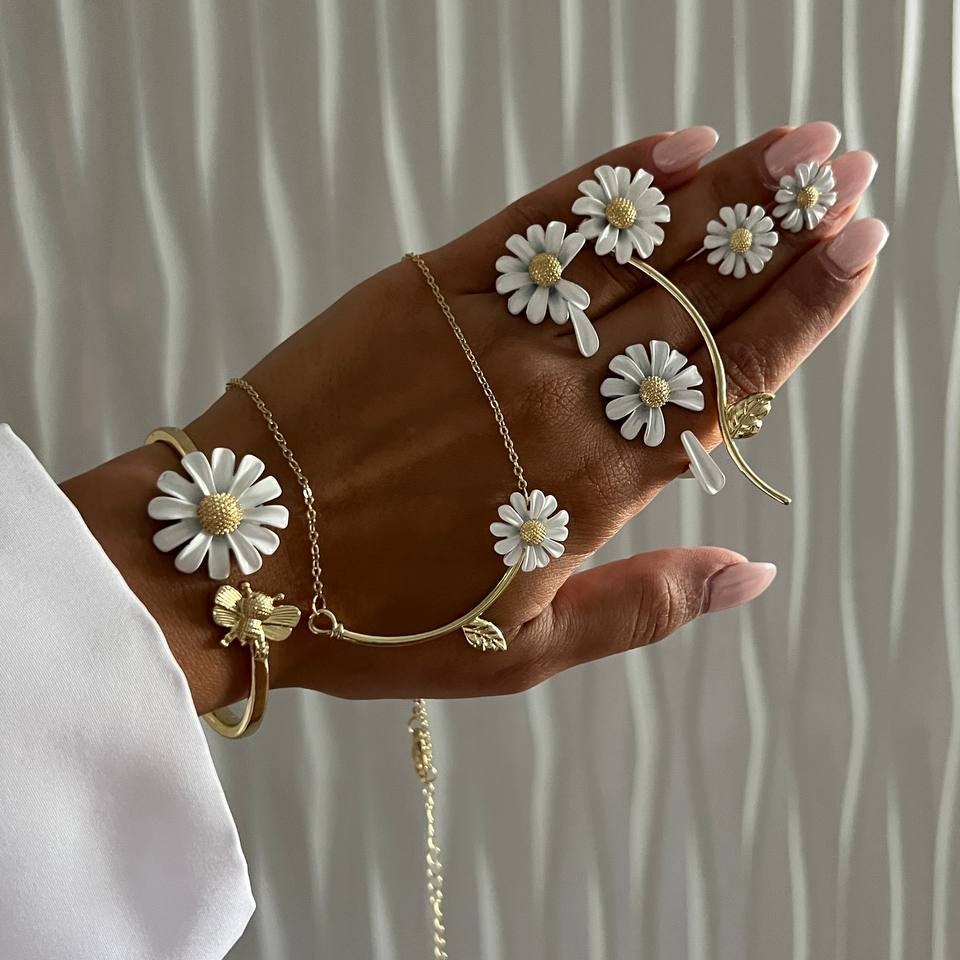 ست کامل گردنبند و دستبند و انگشتر و گوشواره استیل زنانه طرح بابونه رنگ ثابت کد tj (پس کرایه)