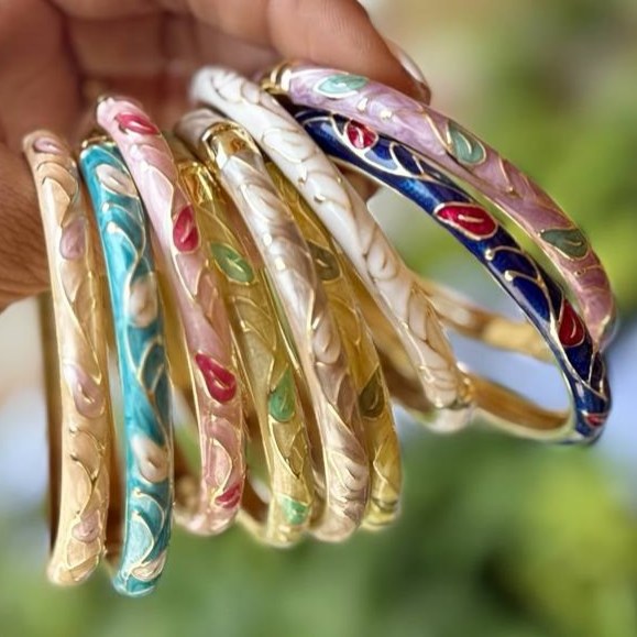 دستبند النگویی و بنگل میناکاری زنانه طرح برگ مدل باز شو رنگبندی رنگ ثابت کد sm (پس کرایه)