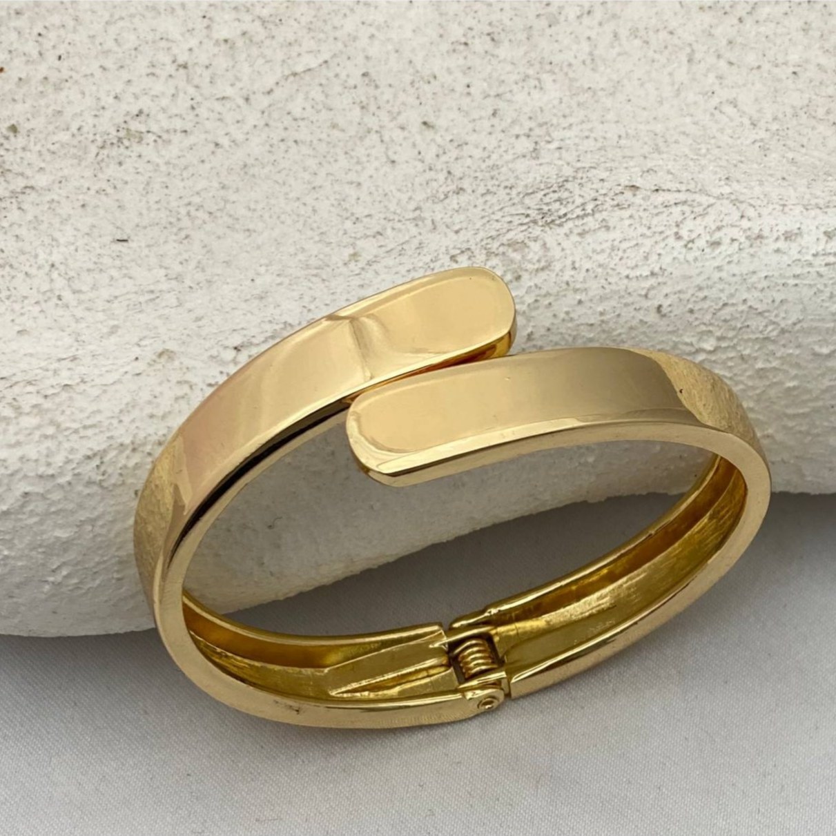 دستبند النگویی و بنگل استیل زنانه طرح کج راه پهن تنوع طرح رنگ ثابت کد tj (پس کرایه)
