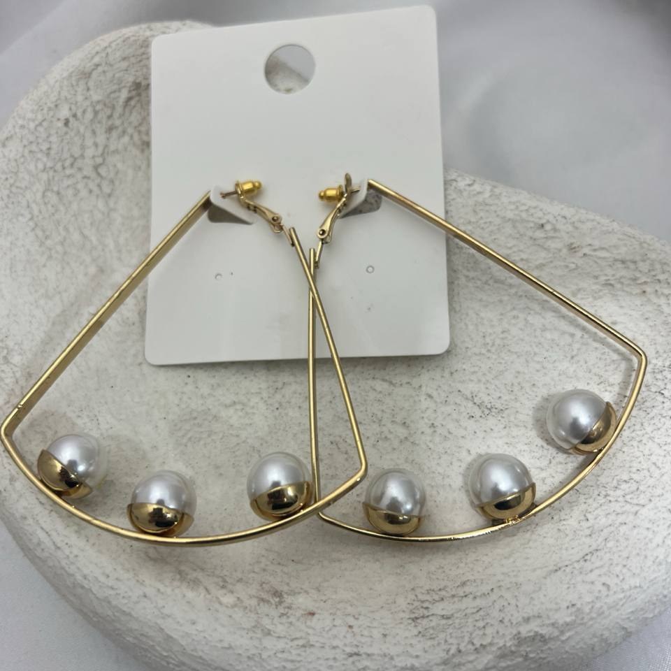 گوشواره آبکاری نقره طرح برگ حلقه ای تنوع طرح رنگ ثابت کد tj (پس کرایه)
