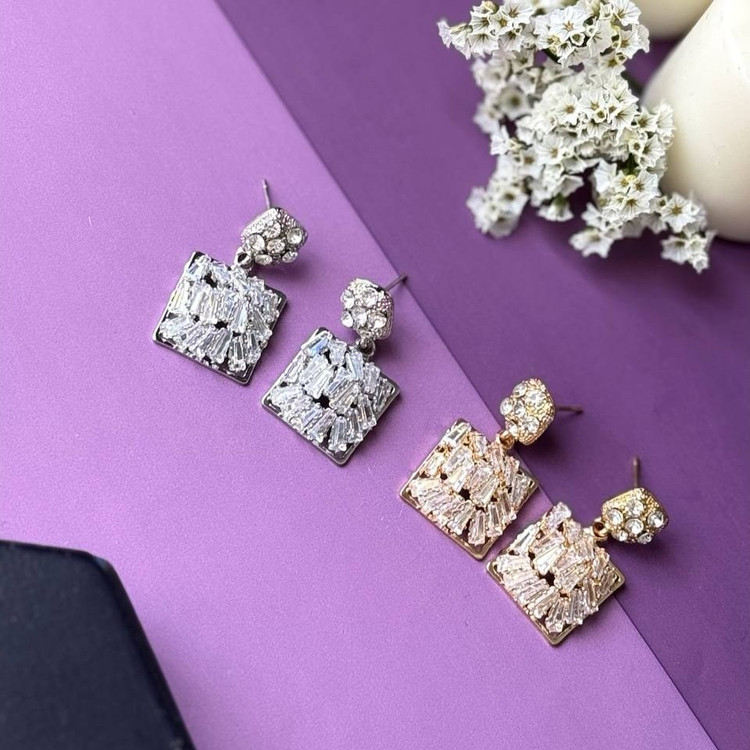 گوشواره طرح جواهری زنانه طرح مربع و گل نگین رنگ ثابت کد sm (پس کرایه)