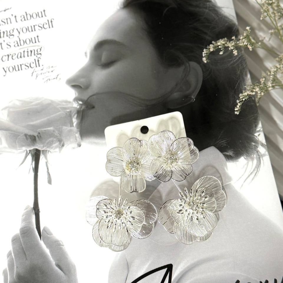 گوشواره آبکاری نقره طرح پروانه آویز و گل نگین در دو طرح زیبا رنگ ثابت کد sm (پس کرایه)