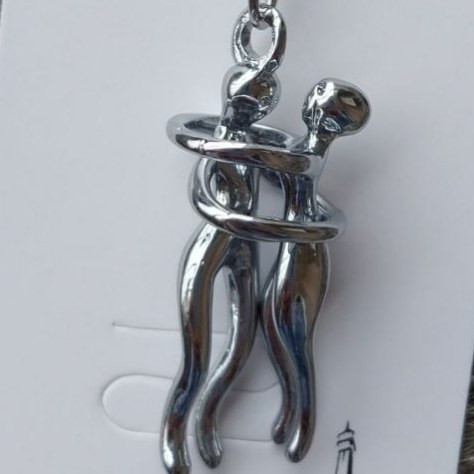 گردنبند و آویز پلاک استیل زنانه و مردانه طرح آغوش رنگ ثابت کد as