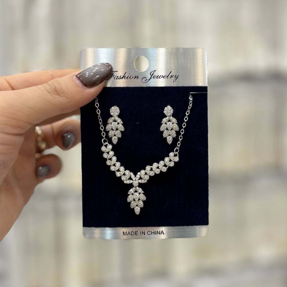 نیم ست گردنبند و گوشواره طرح جواهری طرح نگین اشکی قرمز رنگ ثابت با تنوع مدل کدgy