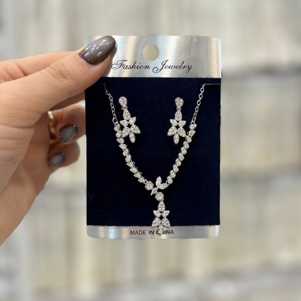 نیم ست گردنبند و گوشواره طرح جواهری طرح آویز اشکی نگین رنگ ثابت با تنوع مدل کدgy