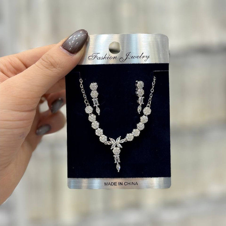 نیم ست گردنبند و گوشواره طرح جواهری طرح آویز نگین درشت رنگ ثابت با تنوع مدل کدgy