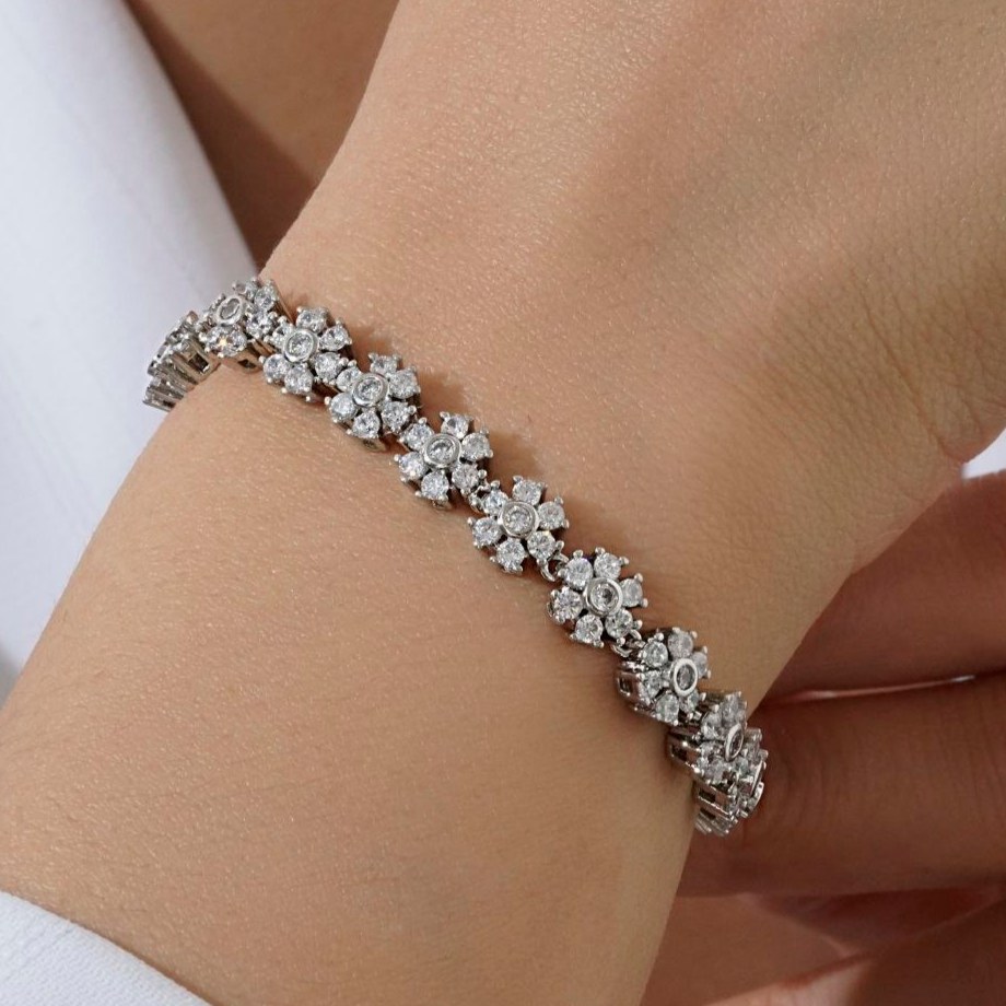 دستبند زنانه جواهری تمام نگین کاری طرح دار رنگ ثابت کد mp