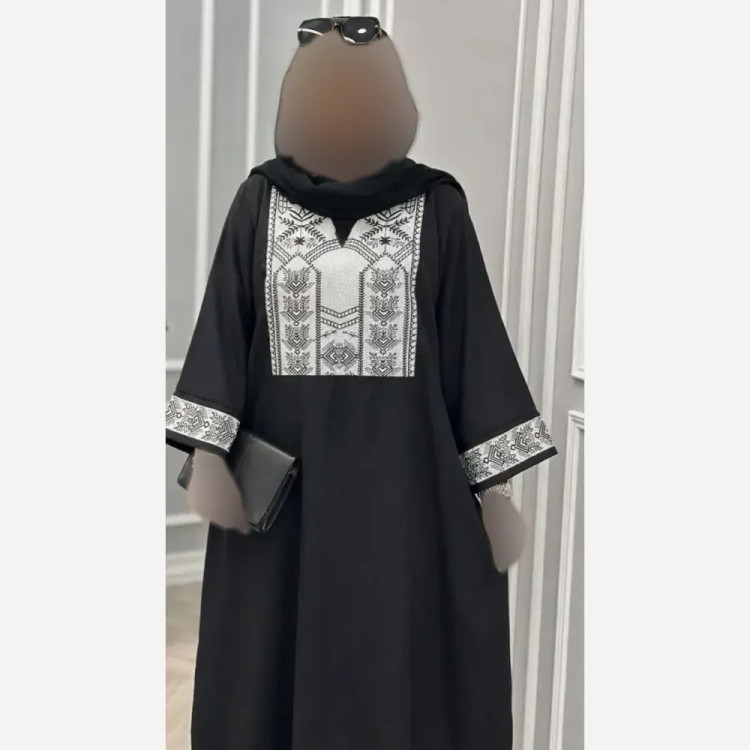 عبا زنانه مدل آلکا داکرون خرجکار سوزن دوزی مشکی فری سایز