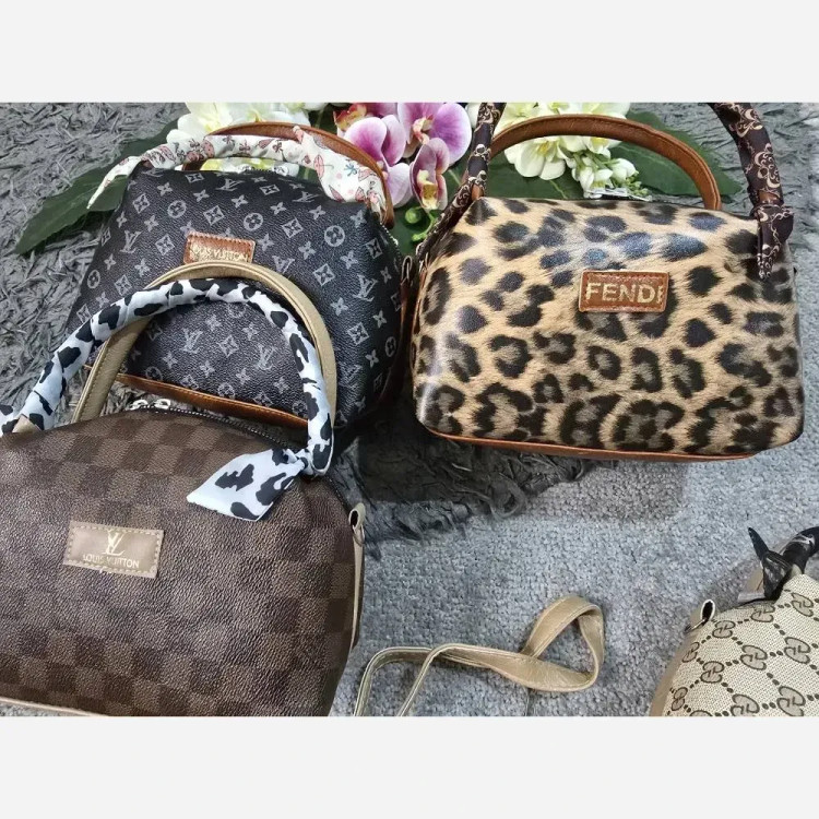 کیف مژگان چرمی با کیفیت سایز آزاد در رنگهای موکا، گوچی، ال وی با بند بلند