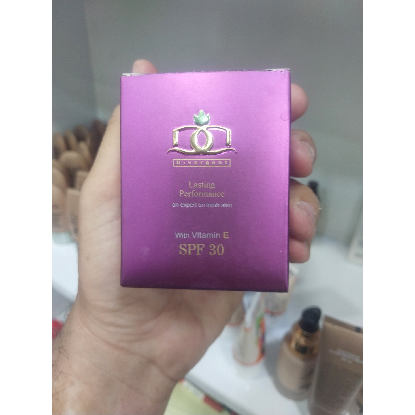 کرم پودر دیورجنت فوق پوشش بالا بت spf30 در 6 رنگ کاملا مات