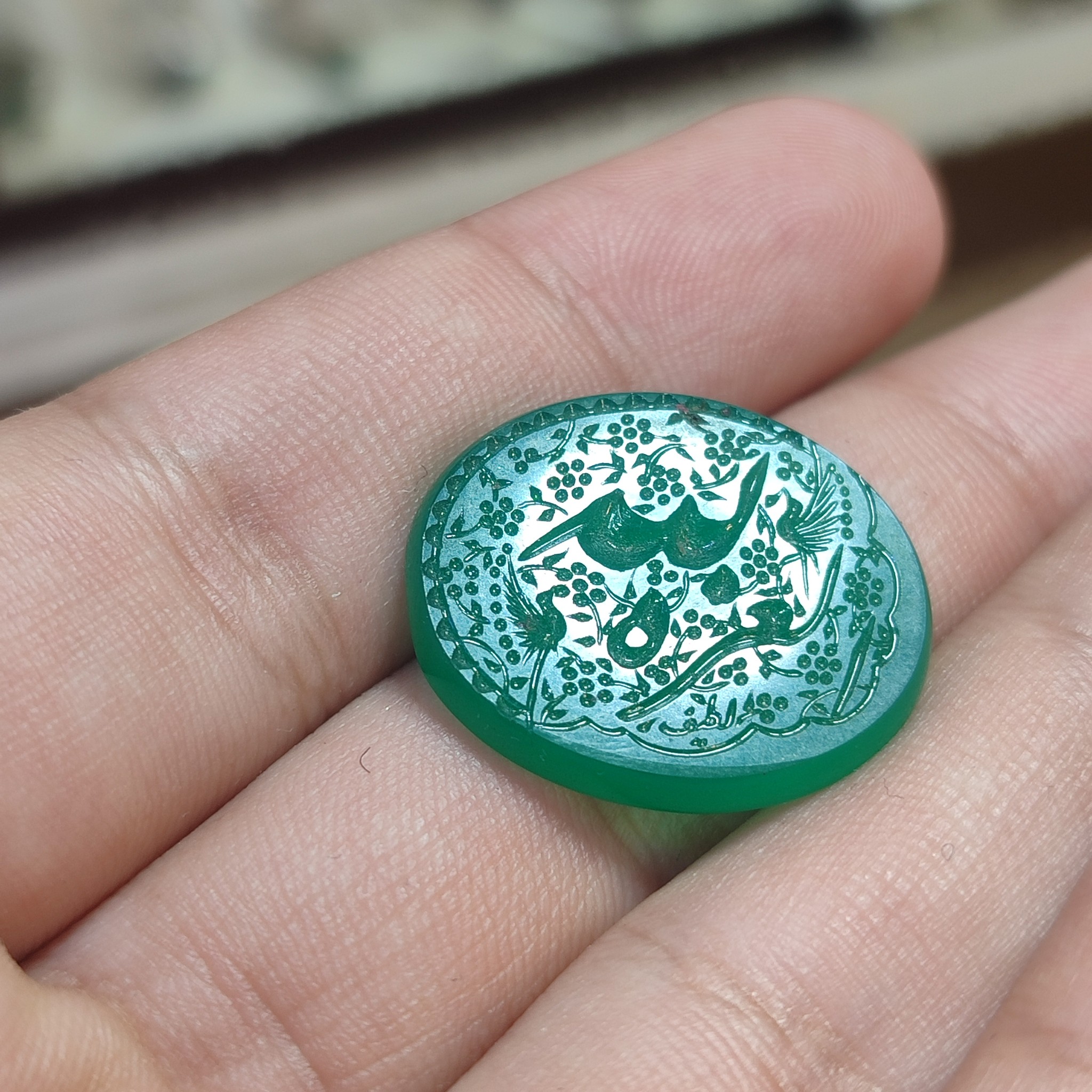 نگین عقیق سبز با حکاکی نفیس و عالی العزه لله یه کار بی نظیر و عالی کد 15890