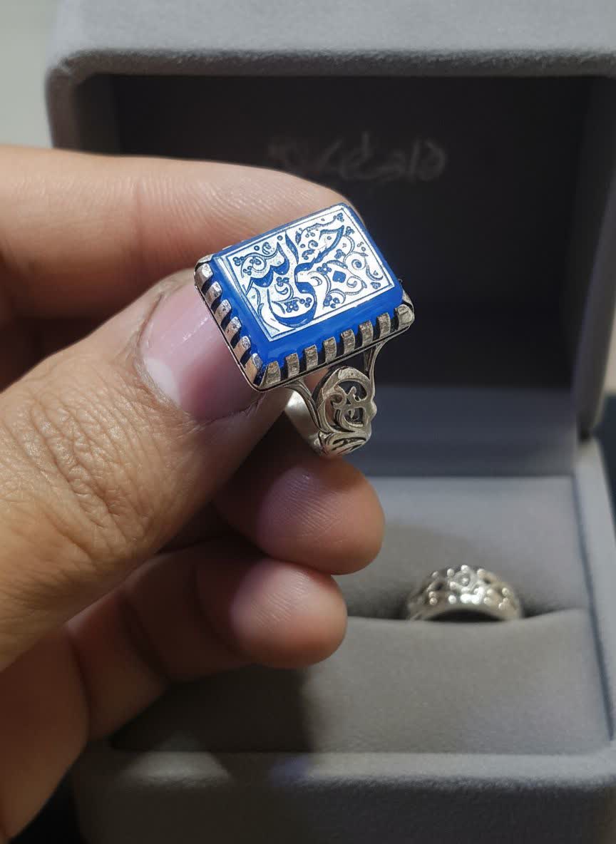 انگشتر نقره با رکاب چهار گوش باسنگ عقیق ابی حکاکی حسبی الله  کد 1242