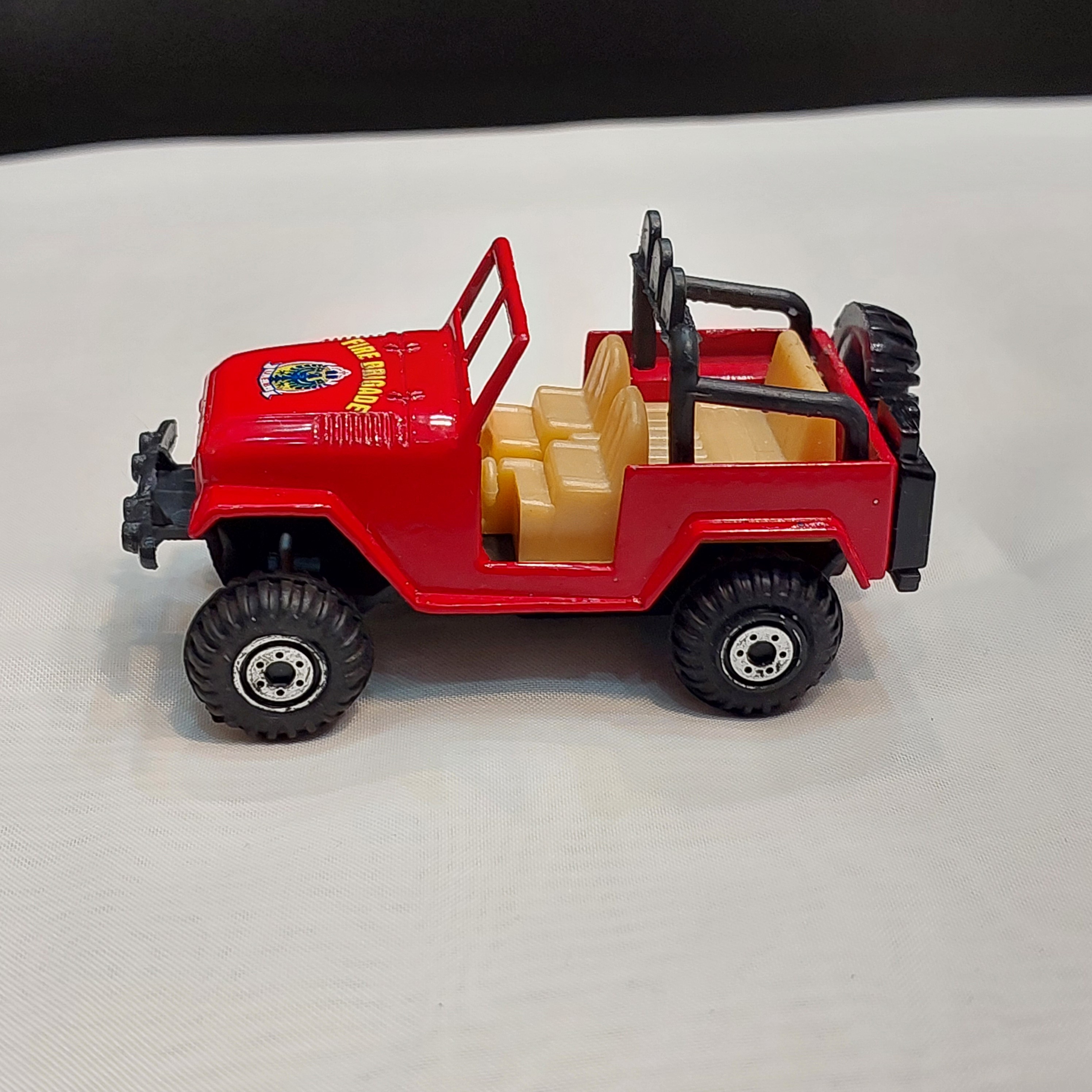 ماکت ماشین کلکسیونی کوچک JEEP