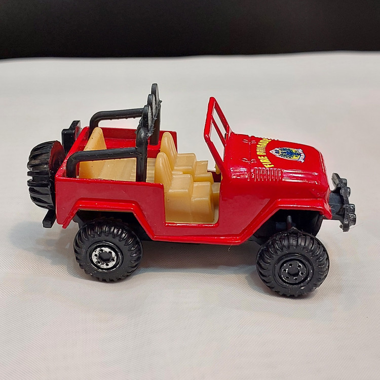 ماکت ماشین کلکسیونی کوچک JEEP